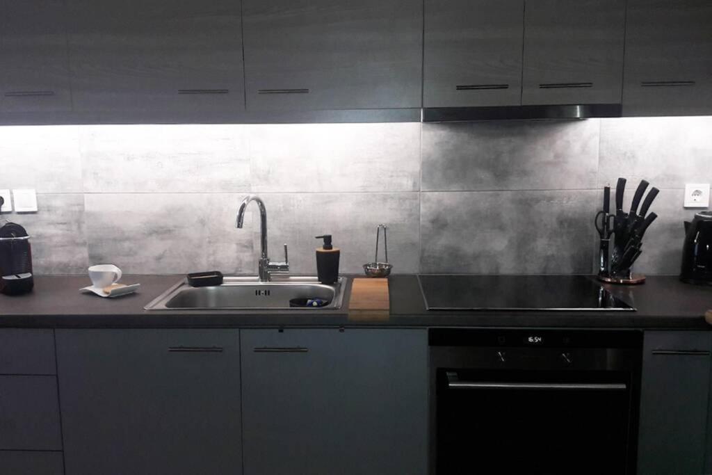 Elegant & Charming Apt. In The Hilton Area Apartment Athena Bagian luar foto