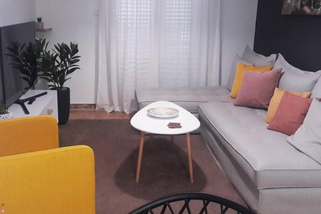 Elegant & Charming Apt. In The Hilton Area Apartment Athena Bagian luar foto