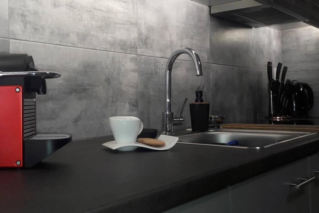 Elegant & Charming Apt. In The Hilton Area Apartment Athena Bagian luar foto