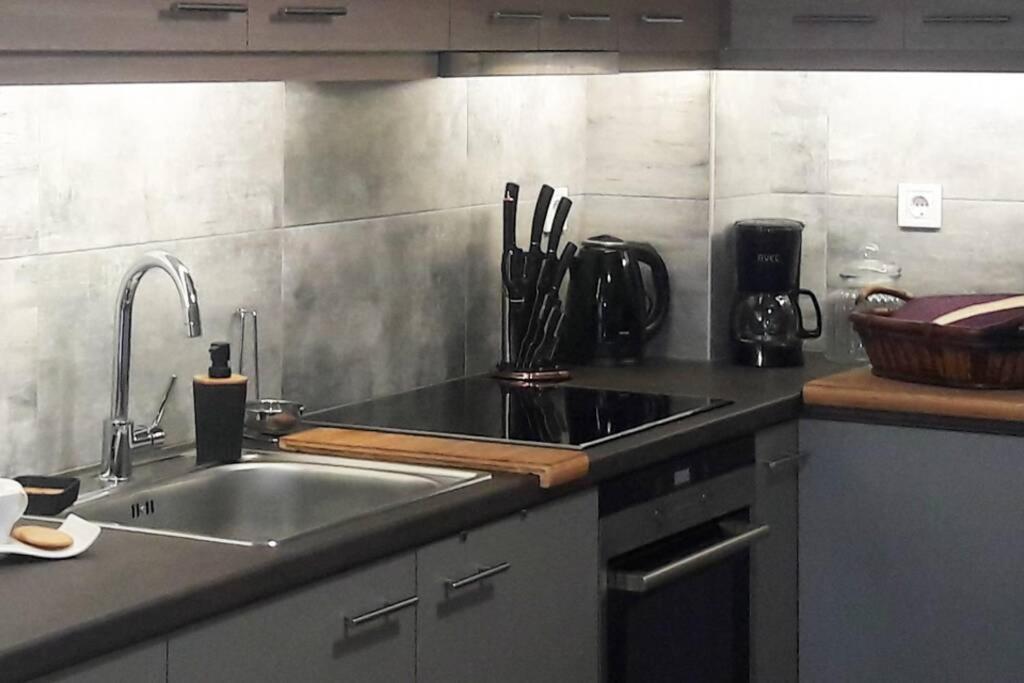 Elegant & Charming Apt. In The Hilton Area Apartment Athena Bagian luar foto