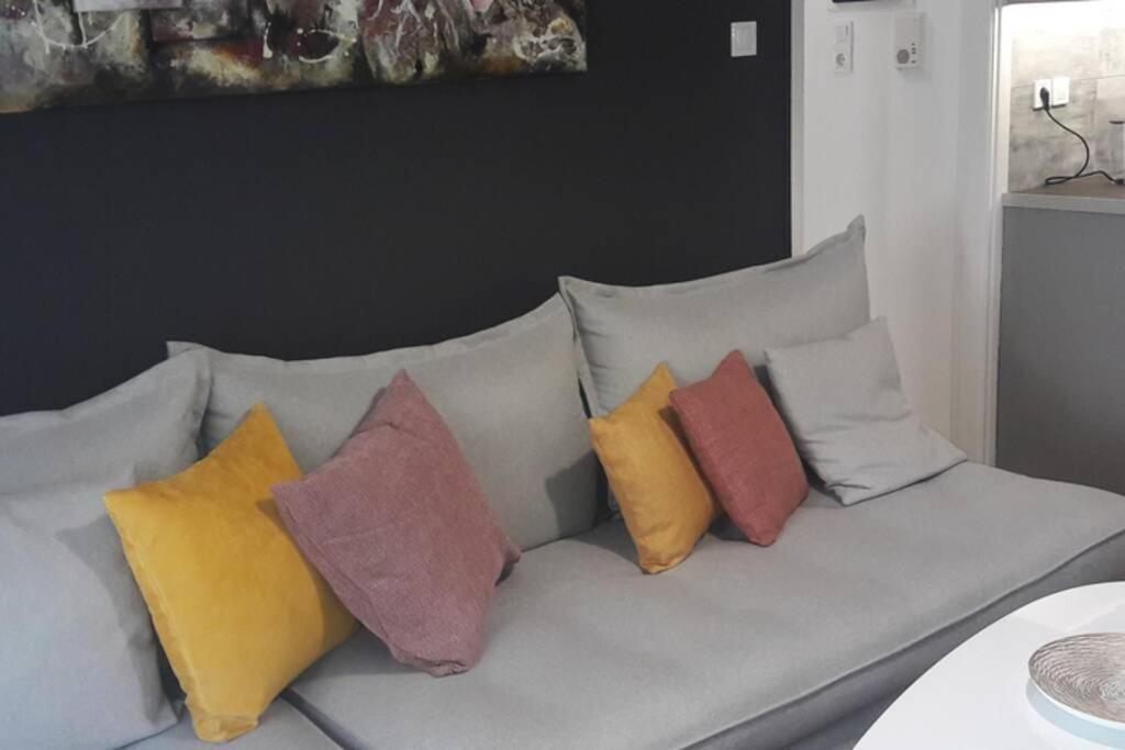 Elegant & Charming Apt. In The Hilton Area Apartment Athena Bagian luar foto